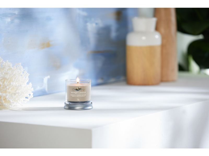 Yankee Candle Amber & Sandalwood vonná svíčka 122 g