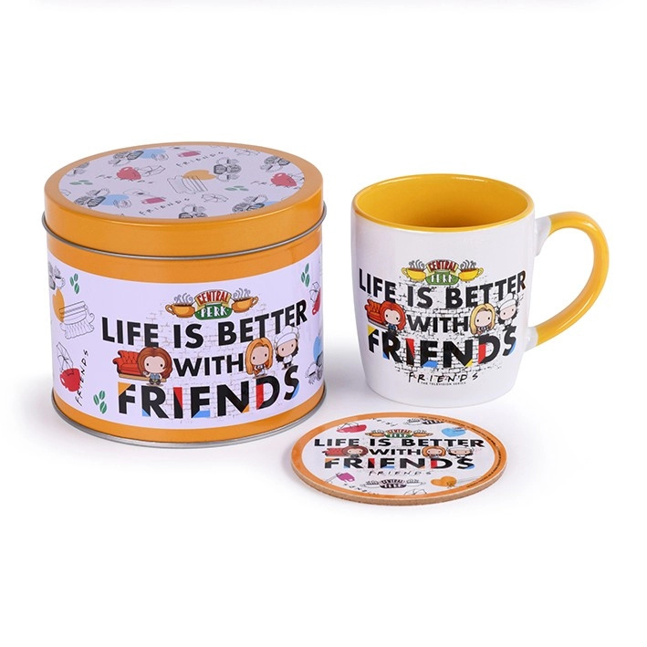 CurePink Dárkový set v plechové krabičce Friends Přátelé Life Is Better hrnku GP85474 370 ml