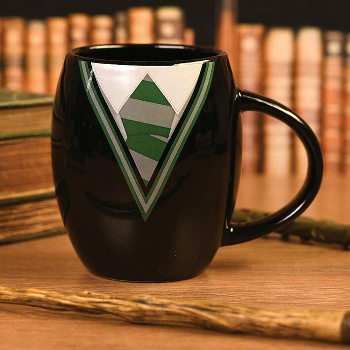 CurePink Černý keramický oválný hrnek Harry Potter Slytherin Uniform MGO25716 425 ml