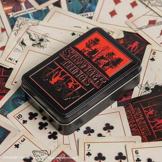 stranger things žolíkové hrací karty v plechové krabičce