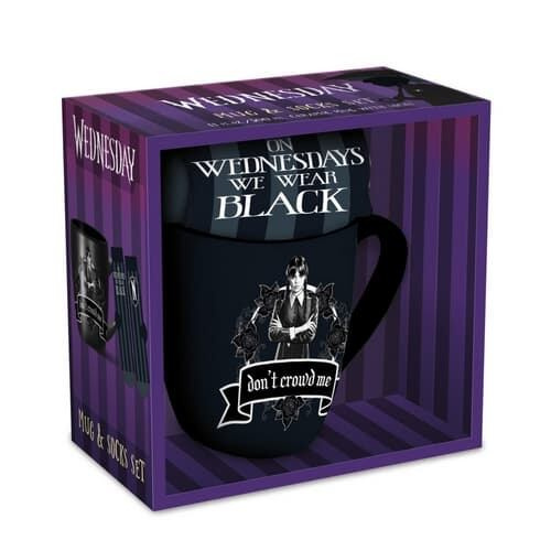 CurePink Dárkový set hrnek s ponožkami Netflix Wednesday Ve středu nosím černou a nesuďte mě velikost unisex GP2400893 315 ml