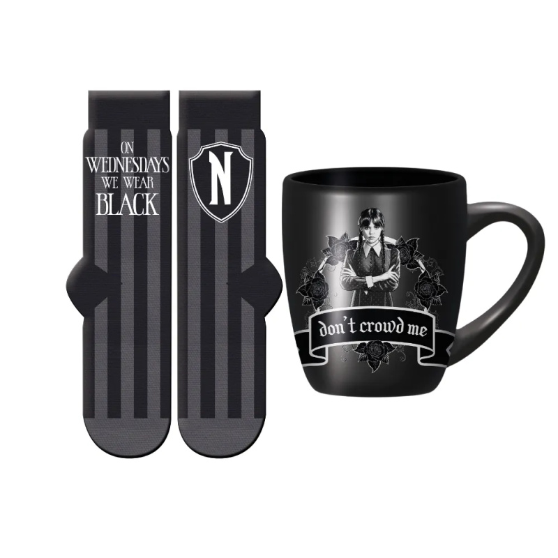 CurePink Dárkový set hrnek s ponožkami Netflix Wednesday Ve středu nosím černou a nesuďte mě velikost unisex GP2400893 315 ml