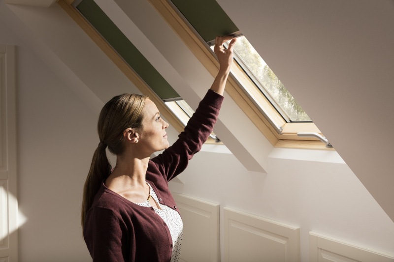 Zatemňující roleta Velux DKL Premium - stará generace Barva rolety: Oranžová (4564), Barva vodicí lišty: Hliník standard (S), Označení okna (ze štítku na okně): M04/304 78x98 cm