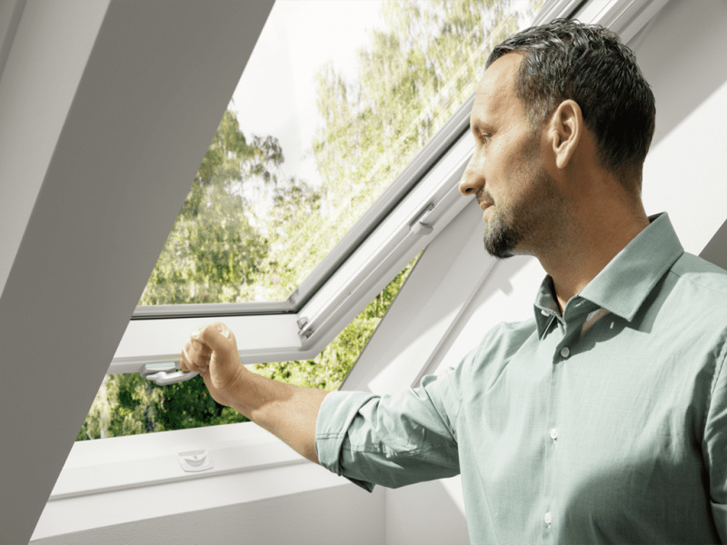 Okno střešní kyvné Velux Standard 0061B GLU FK06 66×118 cm
