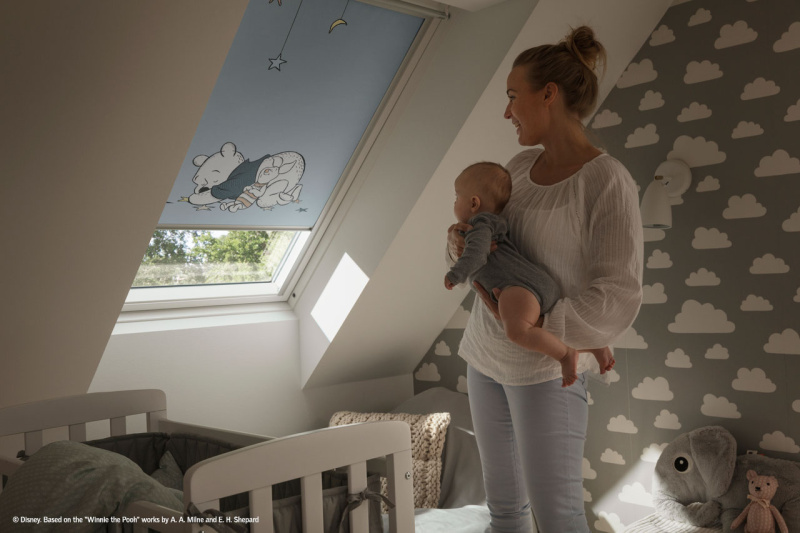 Zatemňující roleta VELUX DKL Kolekce pro dobrou noc - stará generace Barva rolety: Papíroví draci (4667), Barva vodicí lišty: Bílý lakovaný hliník (SWL), Označení okna (ze štítku na okně): F06/206 66x118 cm