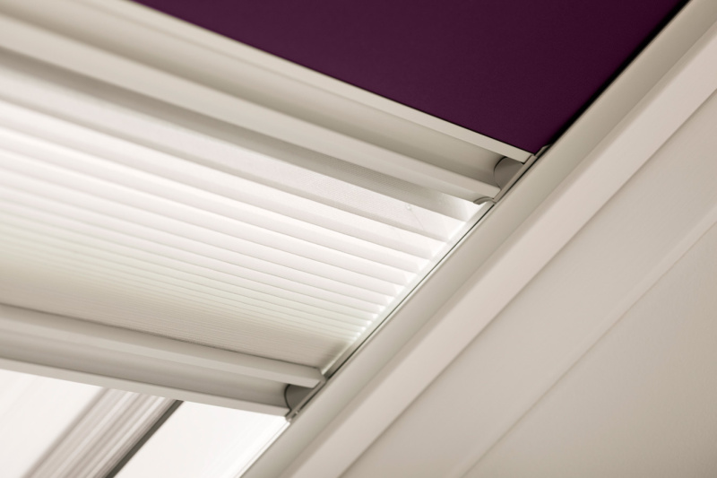 Kombinace rolet VELUX DFD Premium - nová generace Barva rolety: teple šedá/bílá (4574/1016), Barva vodicí lišty: Bílý lakovaný hliník (SWL), Označení okna (ze štítku na okně): MK06 78x118 cm