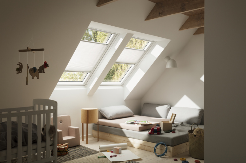 Plísovaná roleta VELUX FHL Standard - stará generace Barva rolety: písková (1259), Barva vodicí lišty: Bílý lakovaný hliník (SWL), Označení okna (ze štítku na okně): M06/306 78x118 cm