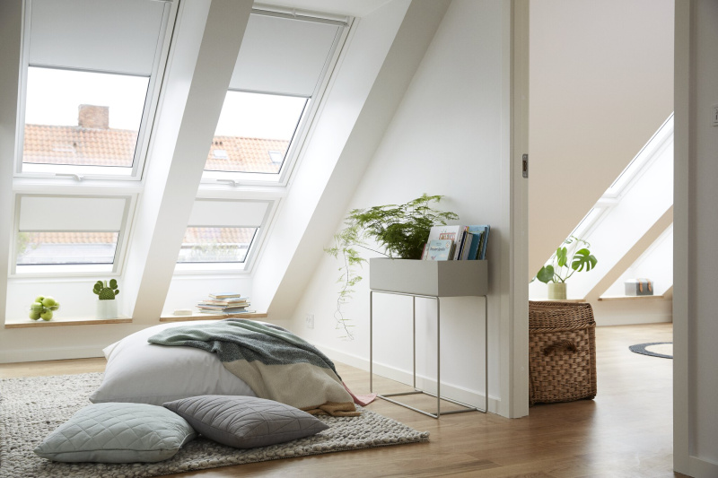 Zastiňovací roleta VELUX RFL Premium - stará generace Barva rolety: písková (4155), Barva vodicí lišty: Bílý lakovaný hliník (SWL), Označení okna (ze štítku na okně): P06/406 94x118 cm