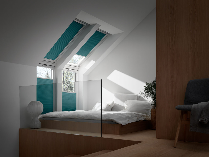 Dvojitě plísovaná roleta VELUX FHC Premium - stará generace Barva rolety: Světle modrá (1169), Barva vodicí lišty: Hliník standard (S), Označení okna (ze štítku na okně): C04 55x98 cm