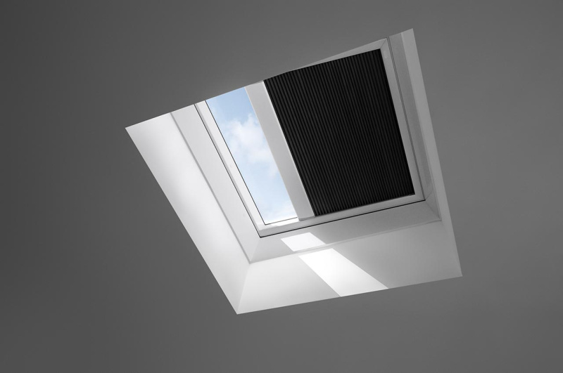 Dálkově ovládaná plisovaná roleta Velux FSK - solární pohon Velux: 120x120 cm, Barva rolety: Černá (1047)
