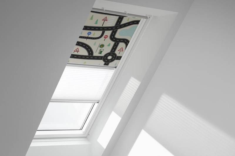 Kombinovaná roleta VELUX DFD Kolekce pro dobrou noc - nová generace Barva rolety: Papíroví draci (4667), Barva vodicí lišty: Hliník standard (S), Označení okna (ze štítku na okně): SK08 114x140 cm