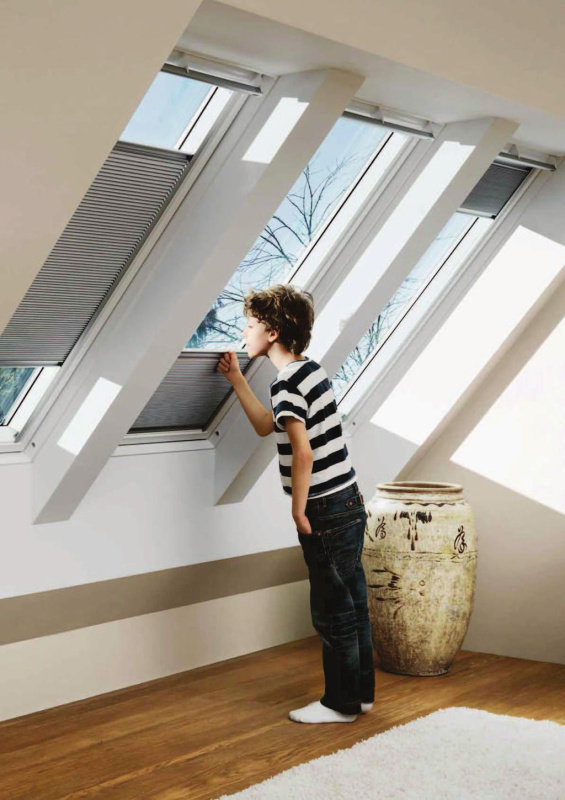 Energetický balíček VELUX FOP Standard - nová generace Barva rolety: Tmavošedá (1047), Barva vodicí lišty: Hliník standard (S), Označení okna (ze štítku na okně): FK06 66x118 cm