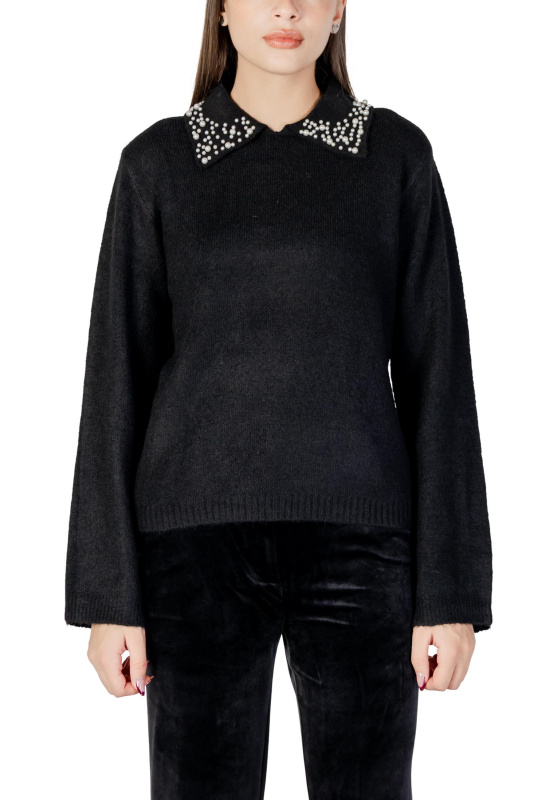 Černý svetr s ozdobným límcem