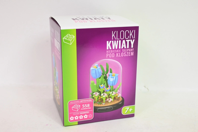 Stavebnice kytice modrých tulipánů pod skleněným kloboukem