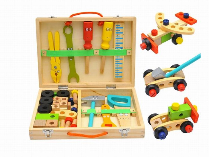 Dřevěné nářadí a stavební kostky v kufříku
