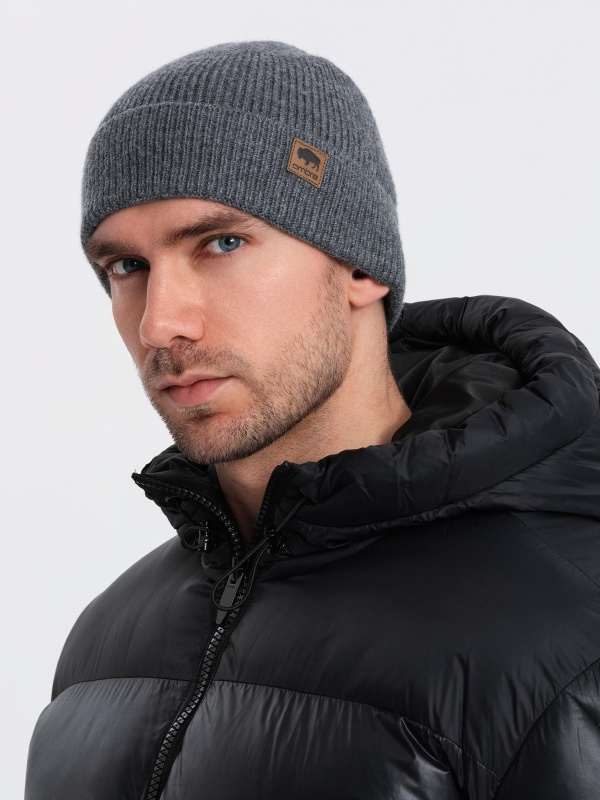 Ombre Men's knitted beanie cap with patch - grey melange