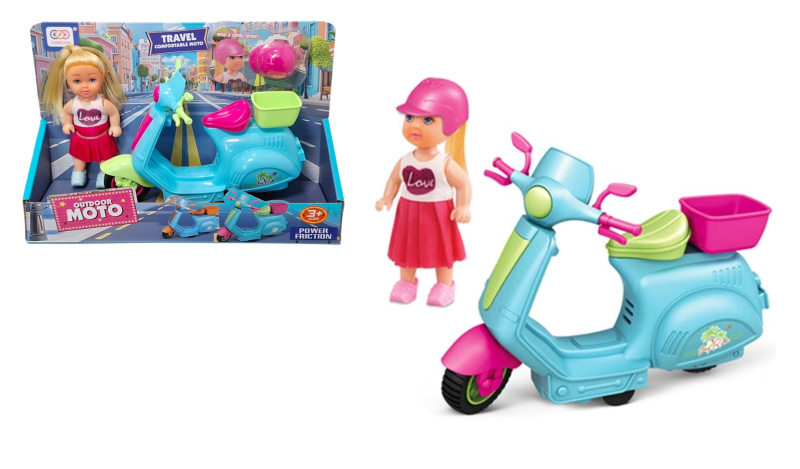 Panenka na skútru s košíkem a helmou