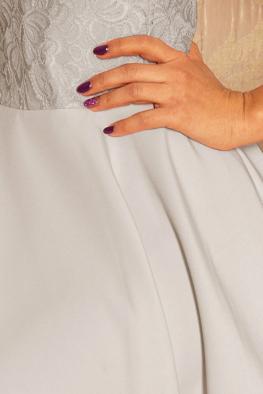 Světle šedé dámské šaty s krajkou model 5998787 M