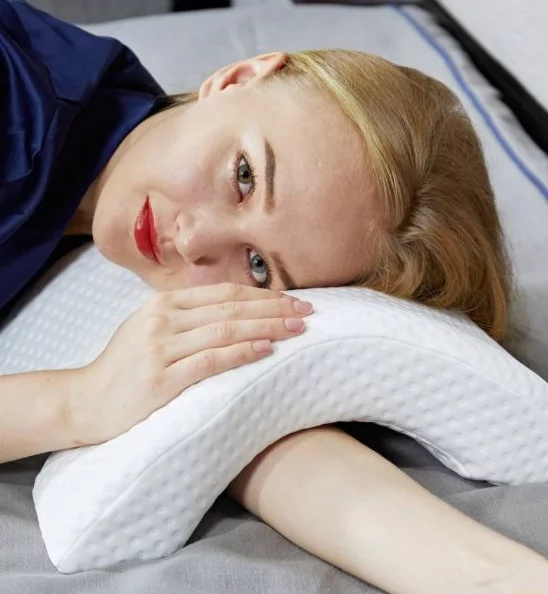 Ergonomický polštář s prostorem pro ruku