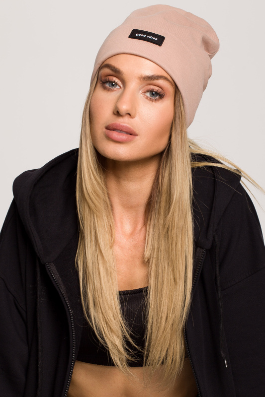 M624 Unisex čepice s kšiltem a odznakem "GOOD VIBES" - mocca EU UNI