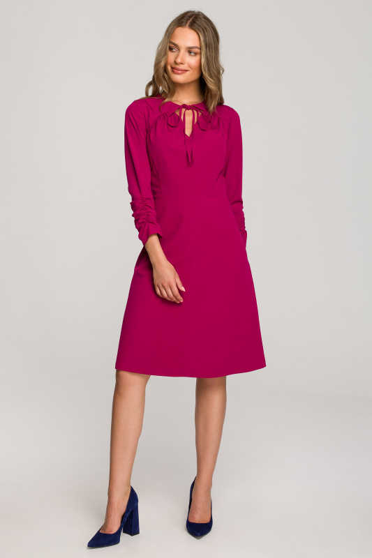 S325 Přiléhavé šaty s vázaným výstřihem - švestka EU S