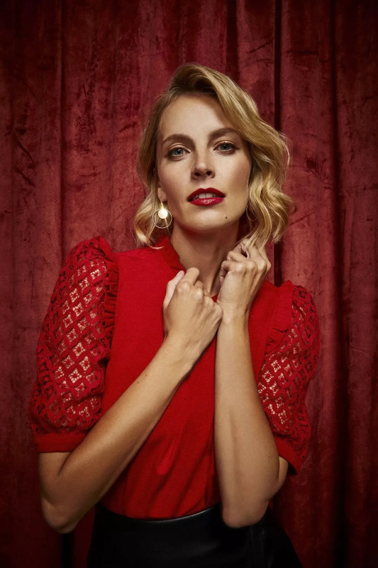 Halenka s krajkovými rukávy Velikost: M