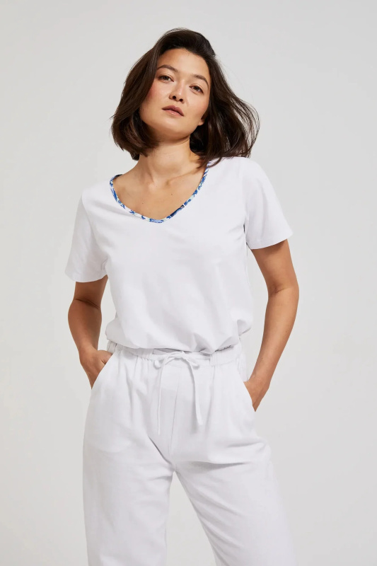 Dámské tričko se zdobeným výstřihem MOODO - bílá  Velikost: XS