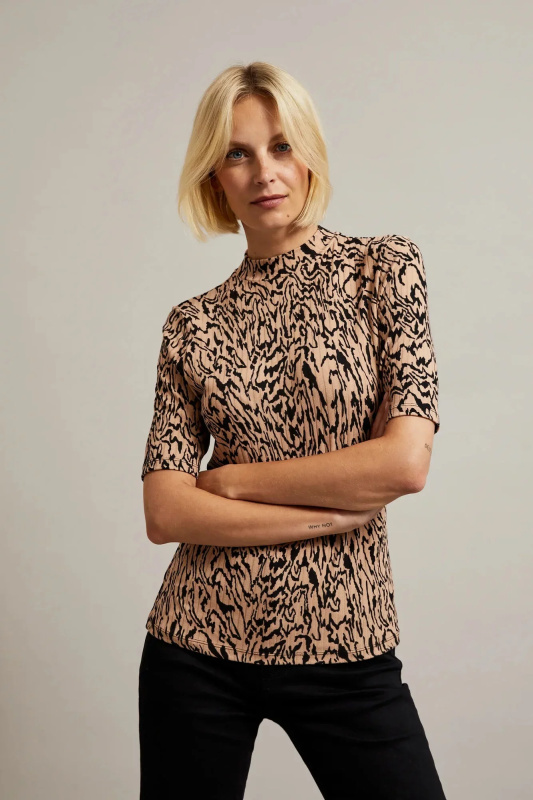 Dámská vypasovaná halenka se zvířecím vzorem MOODO - hnědá Velikost: XS