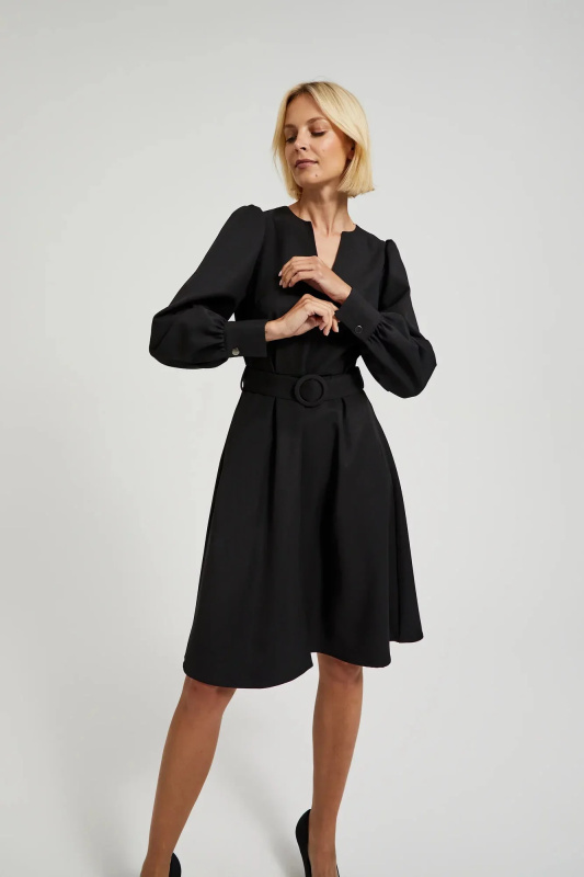 Dámské šaty s rozšířeným spodním dílem a nabíranými rukávy MOODO - černé Velikost: L