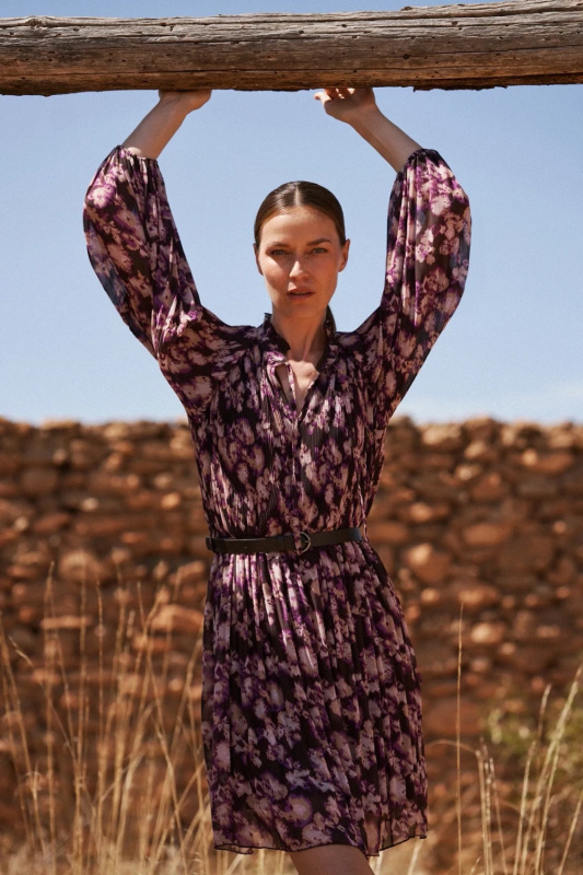 Dámské plisované šaty s páskem MOODO - hnědé Velikost: L