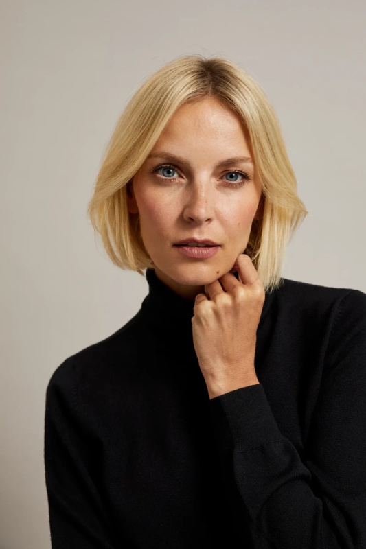 Hladký černý svetr s rolákem Velikost: S