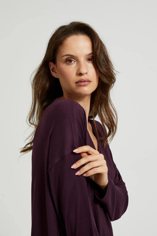 Dámská halenka s výstřihem do V a spadlými rameny MOODO - fialová Velikost: XL