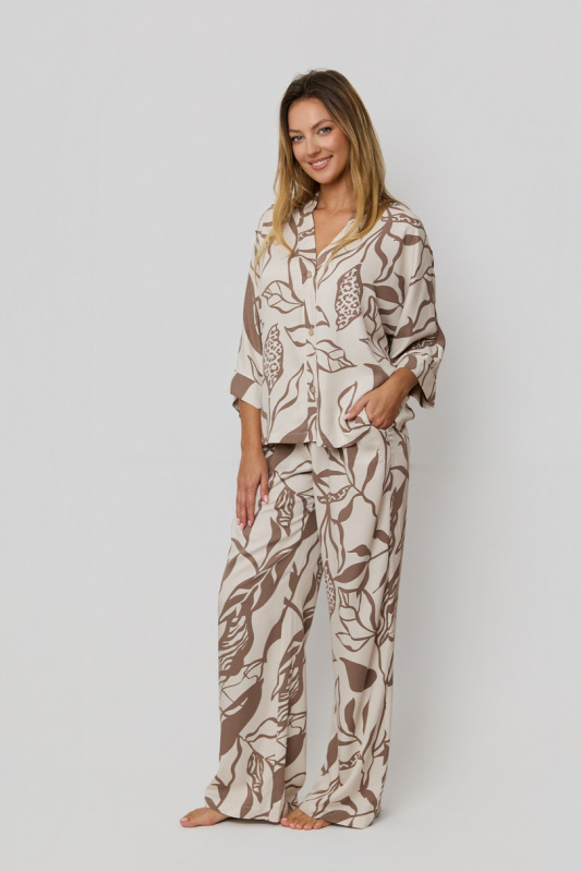 Luna si rozepnula pyžamo. MOKKA-MILK S