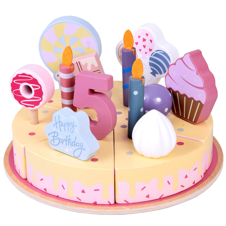 dřevěný narozeninový dort na krájení s dekoracemi