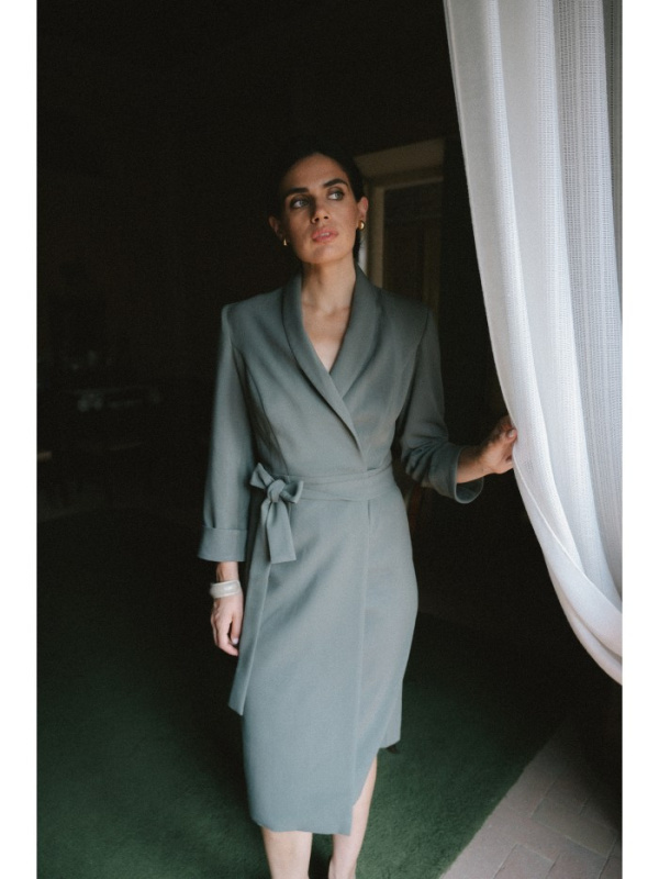S415 Košilové šaty vázané v pase - khaki barva EU XXL