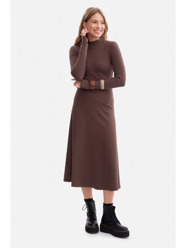 B299 Žebrované midi šaty s asymetrickým pasem - hnědé EU L