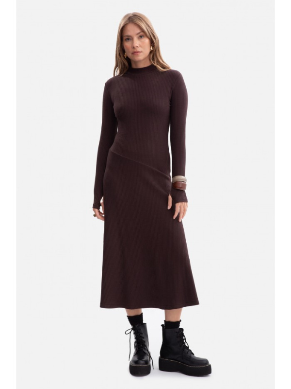 B299 Žebrované midi šaty s asymetrickým pasem - tmavě čokoládové EU M