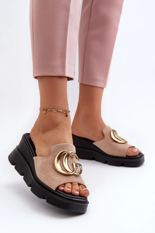 Dámské pantofle z ekologického semiše na klínku a platformě se zlatým zdobením, béžová Iaria Velikost: 38