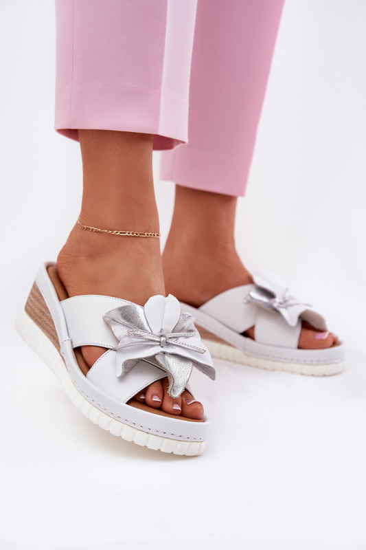 Kožené Dámské Klapky Na Platformě S Ozdobným Květem Artiker Bílá-Stříbrná 54C0538 40