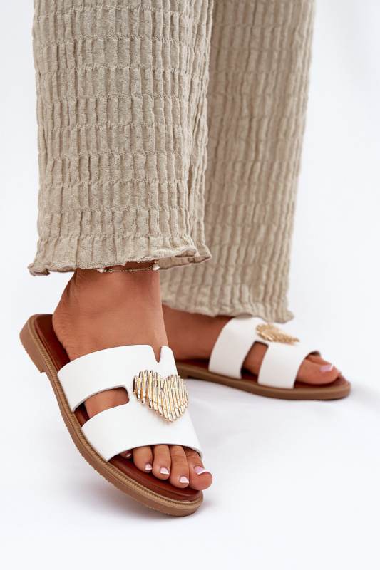 Dámské sandály na plochém podpatku se zlatou ozdobou bílé Karinma 37