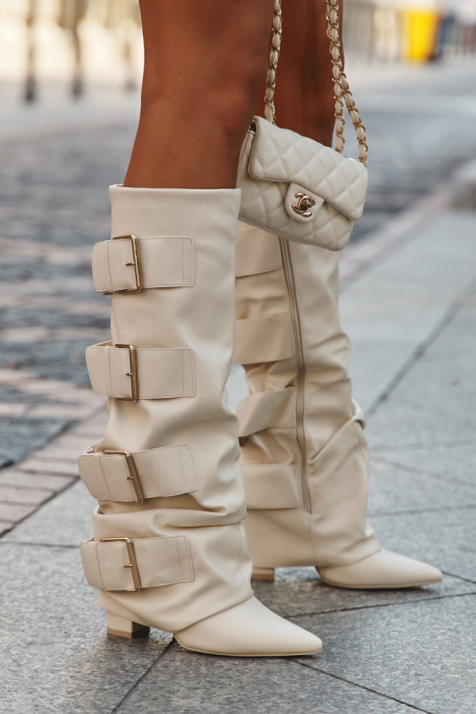 Dámské kozačky na podpatku se zkroutěnou holínkou a zlatými přezkami světle béžové Isavelle 38