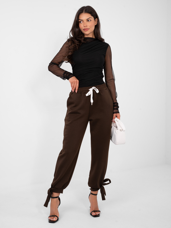 Tmavě hnědé tepláky s vázáním