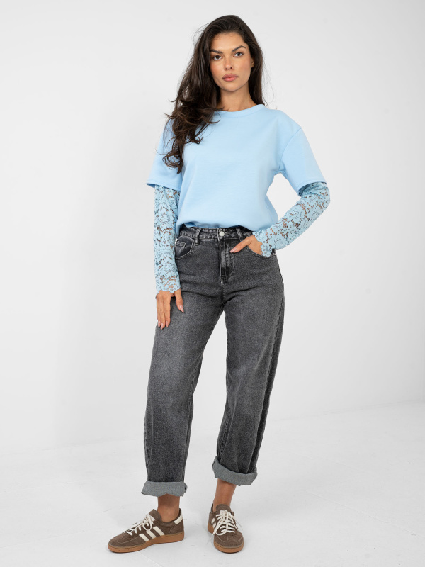 Světle modrá halenka s krajkovými rukávy