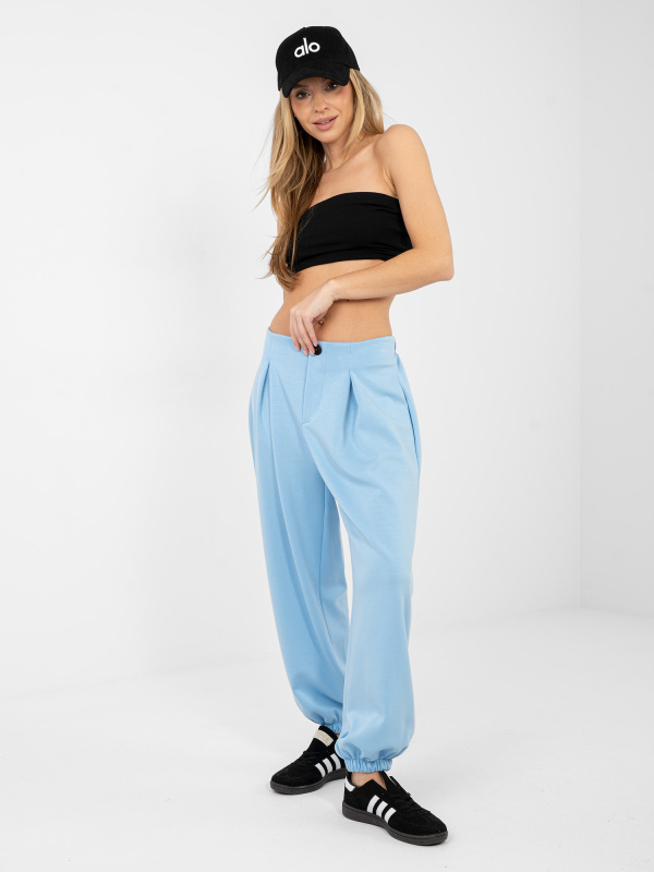 Světle modré kalhoty s volným střihem