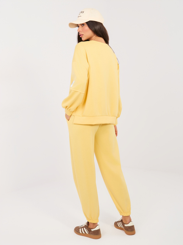 Žlutá tepláková souprava