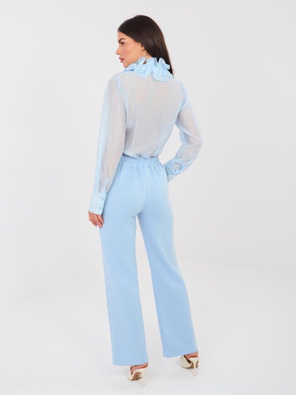 Světle modré kalhoty z jemného materiálu