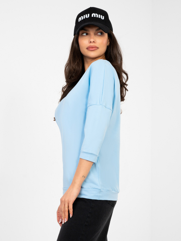 Pastelová modrá halenka s výstřihem na zádech