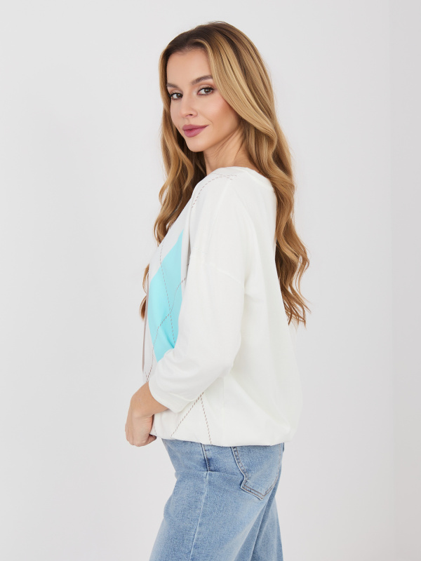 Bílá halenka s geometrickými vzory