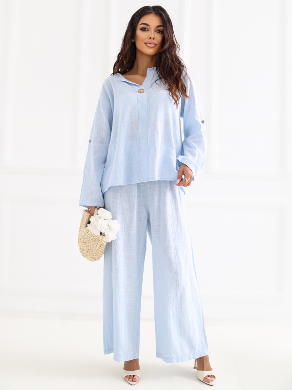 Světle modrá halenka s ozdobným knoflíkem