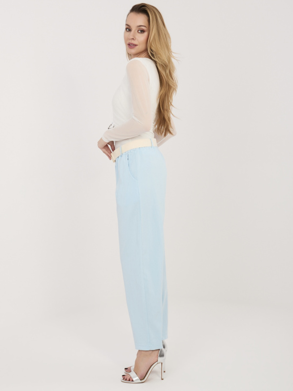 Světle modré kalhoty s páskem